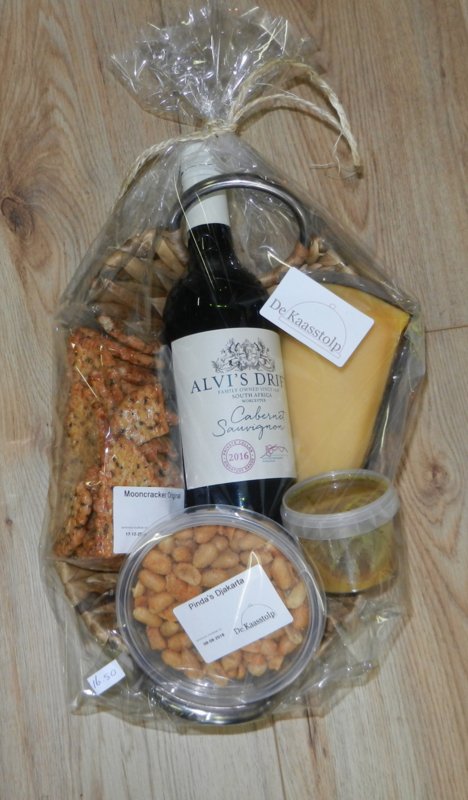 Een leuk samengesteld cadeau met noten, kaas en een uitstekende wijn van De Kaasstolp
